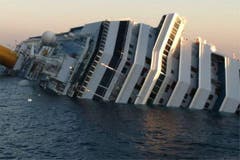 Die rechte Hälfte des Luxusschiffs Costa Concordia liegt unter Wasser. (Bild: Keystone / EPA)