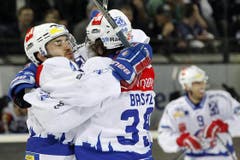 ZSC Lions Thibaut Monnet, links, und Mark Bastl, rechts, jubeln nach dem 0:1. (Bild: Keystone)