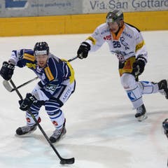Ambris Lukas Lhotak (links) verfolgt von Zugs Reto Suri. (Bild: eystone / Samuel Golay)