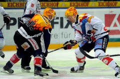 Die beiden Topskorer im Duell: Glen Metropolit (links) und Tommi Santala. (Bild: Keystone)