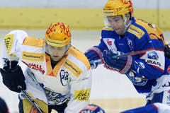 Noch ein Zweikampf der beiden Top-Torschützen: Robert Nilsson der ZSC Lions (rechts) gegen den Zuger Pierre-Marc Bouchard. (Bild: Keystone / Walter Bieri)
