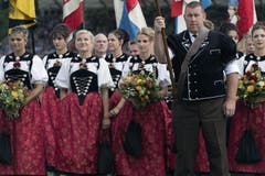 Trachtenfrauen und Fahnenträger. (Bild: Keystone)