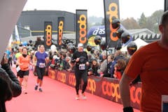 Einige der 10'000 Siegerinnen und Sieger beim Zieleinlauf. (Bild: Ramona Geiger/ Claude Hagen/LZ)
