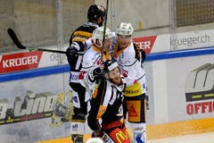 Blitzstart für den EV Zug: Nach 78 Sekunden gehen die Innerschweizer durch Santeri Alatalo (links) mit 1:0 in Führung. (Bild: Samuel Golay / Keystone)