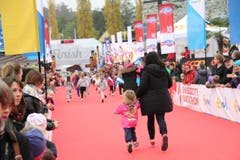 Die kleinen Sportlerinnen und Sportler wetteifern um den Sieg. Bilder von vielleicht ersten Wettkampffieber des Lebens. (Bild: Claude Hagen/LZ)