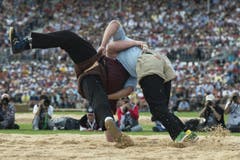 Matthias Sempach kann Christian Stucki zu Boden werfen. (Bild: Keystone)