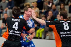 Peter Schramm vom HC Kriens-Luzern (mitte) bleibt an der Kadetten-Abwehr um Ivan Karacic (links) und David Graubner hängen. (Bild: Dominik Wunderli / Neue LZ)