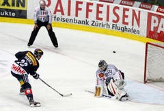Kloten Flyers Stürmer Tommi Santala, links, verschiesst gegen EV Zug Torhüter Jussi Markkanen. (Bild: Keystone)