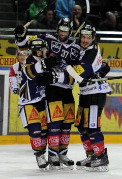Martschini, Woznievski und Sutter jubeln nach einem Tor. (Bild: Keystone)