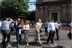 Die Menschen in Modena versammeln sich verängstigt im Freien. (Bild: Keystone / EPA)