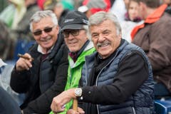 Die Ehrengaeste Hans Leutenegger, Bernhard Russi und Paul Berlinger, von rechts, sassen im Publikum. (Bild: URS FLUEELER)