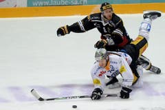 Luganos Steve Hirschi, hinten, und Zugs Johan Morat, unten. (Bild: Keystone Samuel Golay)