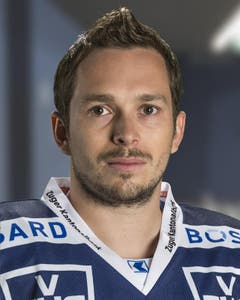 Corsin Casutt, Note 2.5 Insgesamt ein unproduktives Ärgernis. Litten die Leistungen, weil das Tischtuch mit Trainer Shedden zerschnitten war? Statistik: Quali: 41 Spiele, 6 Tore/8 Assists, 12 PIM, Minus-3-Bilanz. P-Runde: 4 Spiele, 1 Tor/ 1 Assist, keine PIM, Plus-3-Bilanz. (Bild: PD)
