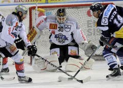 Josh Holden (links) im Duell mit Ambris Inti Pestonis. (Bild: Keystone)