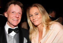 Er kreiierte die goldene Award-Statuette: Künstler und Ex-Komiker Stephan Schmidlin mit seiner Partnerin Geraldine Dondit. (Bild: André Häfliger/Neue LZ)