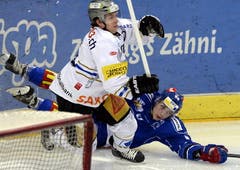 Cedric Hächler von den ZSC LIons (rechts) kämpft gegen den Zuger Dominic Lammer um den Puck. (Bild: Keystone)