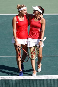 Martina Hingis (rechts) Arm in Arm mit Timea Bacsinszky. (Bild: Keystone / Peter Klaunzer)