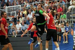 Luca Spengler vom HC Kriens-Luzern setzt sich gegen Pfadis Oliver Scheuner durch. (Bild: Philipp Schmidli)