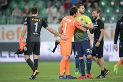 Torhüter Daniel Lopar vertägt das Grinsen des ehemaligen Teamkollegen und Thuner Torschützen Roy Gelmi nicht. (Bild: Urs Bucher)