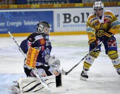 Goalie Jussi Markkanen vom EV Zug und Dario Bürgler vom HC Davos. (Bild: Keystone)