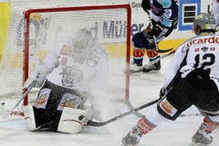 Stand immer wieder im Brennpunkt: Torhüter Jussi Markkanen. (Bild: Keystone)