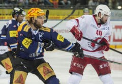 Robbie Earl, links, und Rob Schremp vom EV Zug gegen Etienne Froidevaux von Lausanne. (Bild: Keystone)