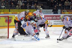 Zugs Damien Brunner (mitte) gegen Biels Philipp Wetzel (links), Marc Grieder (mitte) und Emanuel Peter (rechts), sowie Torhüter Reto Berra. (Bild: Philipp Schmidli / Neue LZ)
