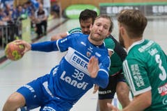 HCK-Spieler Thomas Hofstetter setzt zu einem Wurf an. (Bild: Boris Bürgisser / Neue LZ)