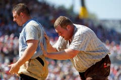 Rang 8 am Eidgenössischen 2010 in Frauenfeld. Auf dem Bild wischt Christian Stucki nach seinem Sieg das Sägemehl von Philipp Laimbacher (Bild: Urs Flüeler / Keystone)