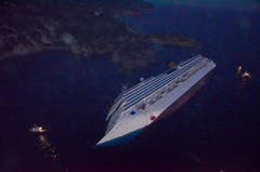 Das Luxus-Kreuzfahrtschiff am Samstagabend an der Unglücksstelle. (Bild: Keystone)