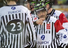 Schiedsrichter Brent Reiner beim Spiel vom EVZ gegen die Rapperswil-Jona Lakers. (Bild: Keystone)
