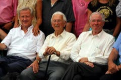Freddy Burger, links, und Christoph Blocher, rechts, am 90. Geburtstag von Walter Roderer. (Bild: Archiv Neue LZ)