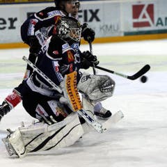 Jussi Markkanen fängt einen Puck... (Bild: Keystone)