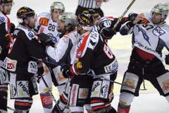 Mehrmals mussten die Schiedsrichter die Partie unterwegs, weil sich Spieler in die Haare gerieten. (Bild: Keystone)