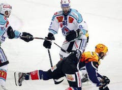 Immer wieder aufgehalten: Damien Brunner vom EV Zug (rechts). (Bild: Keystone)