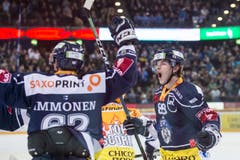 Jubel bei den Zuger Jarkko Immonen (links) und Sven Senteler nach dem 2:0. (Bild: Alexandra Wey / Keystone)