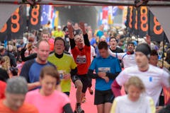 Einige der 10'000 Siegerinnen und Sieger beim Zieleinlauf. (Bild: Dominik Wunderli/LZ)
