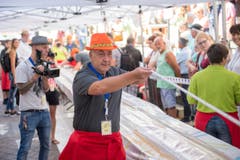 Weltrekordversuch, mit dem Ziel eines Eintrags im Guinessbuch der Rekorde: In Altstätten wird das längste Cordon bleu gemacht (Bild: Urs Bucher)