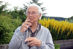 Walter Roderer in seinem Garten in Illnau. (Bild: Archiv Neue LZ)