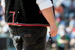Ein Kampfrichter hält eine Stoppuhr in der Hand im zweiten Gang. (Bild: PETER SCHNEIDER)