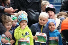 Die kleinen Sportlerinnen und Sportler wetteifern um den Sieg. Bilder von vielleicht ersten Wettkampffieber des Lebens. (Bild: Ramona Geiger/LZ)