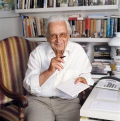 Portrait des Schweizer Kabarettisten und Schauspielers Walter Roderer, aufgenommen am 20. Juni 2005 in seinem Arbeitszimmer in Illnau. (Bild: Keystone)