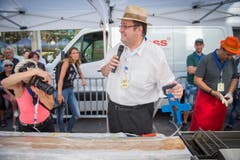 Weltrekordversuch, mit dem Ziel eines Eintrags im Guinessbuch der Rekorde: In Altstätten wird das längste Cordon bleu gemacht (Bild: Urs Bucher)