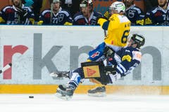 Nolan Diem von Zug (rechts) wird von Dino Wieser gebremst. (Bild: Keystone)