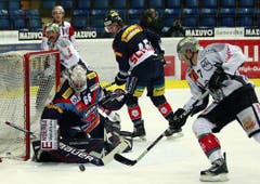 EV Zug-Stürmer Björn Christen, rechts, gegen Kloten Flyers Torhüter Ronnie Rüeger.