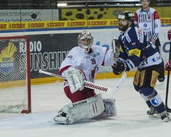Josh Holden scheitert am starken Lausanne-Goalie Cristobal Huet. (Bild: Keystone)