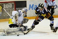 Zugs Alessio Bertaggia (rechts) gegen Ambri-Torhüter Sandro Zurkirchen. (Bild: Keystone)