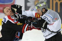 Zugs Corsin Camichel (rechts) verpasst Marc Abplanalp einen Faustschlag. (Bild: Keystone)