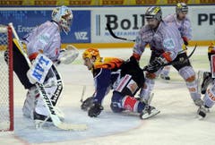 Biels Torhüter Reto Berra und Marc Grieder (rechts) stoppen Zugs Damien Brunner. (Bild: Keystone)