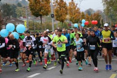 Bilder von unterwegs: Eindrücke von der Laufstrecke und auf Nebenschauplätzen. (Bild: Ramona Geiger/Claude Hagen/LZ)